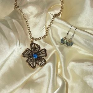 Gorgeous blue flower pendant with earrings NWT